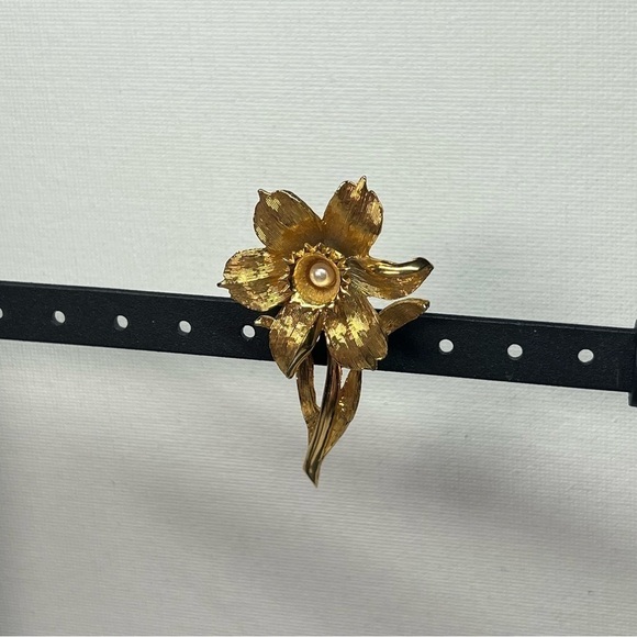 VINTAGE D'Orlan Signed Gold Tone Faux Pearl Flower Brooch - Picture 6 of 8